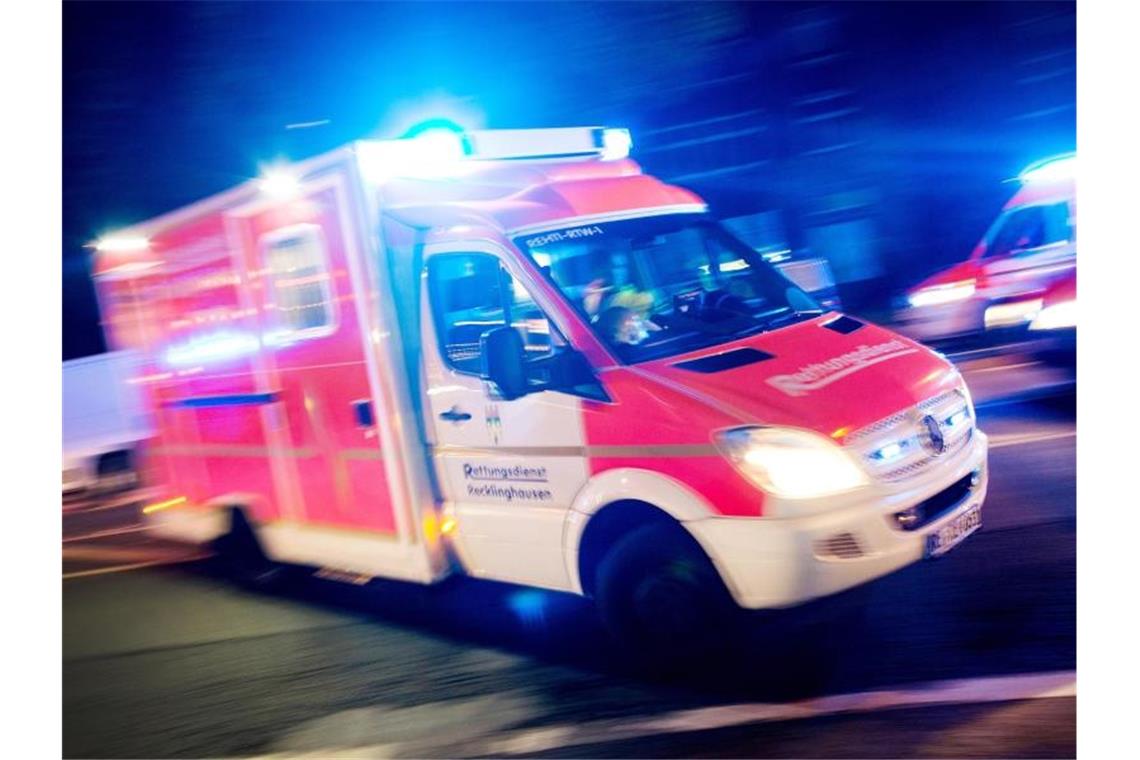 Auto prallt gegen Hauswand: Fahrer stirbt in Krankenhaus