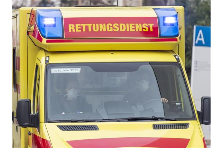Ein Rettungswagen fährt mit Blaulicht. Foto: Matthias Rietschel/AFP/POOL/dpa/Archivbild
