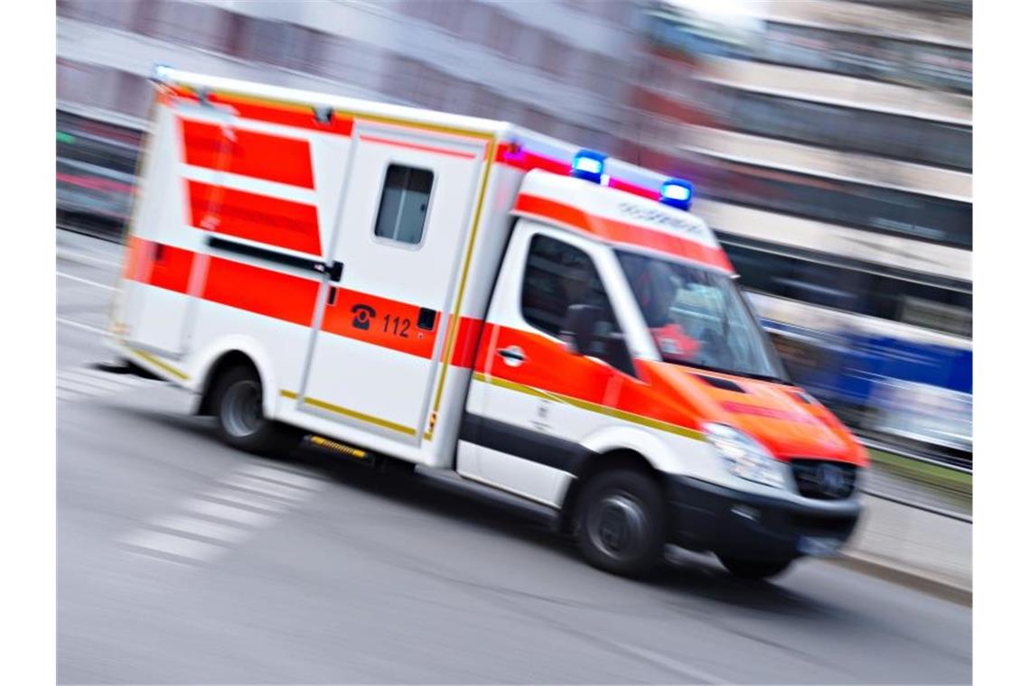 Sturz mit dreirädrigem Motorrad: Lebensgefährlich verletzt Ein Rettungswagen fährt mit Blaulicht. Foto: Nicolas Armer/dpa/Symbolbild