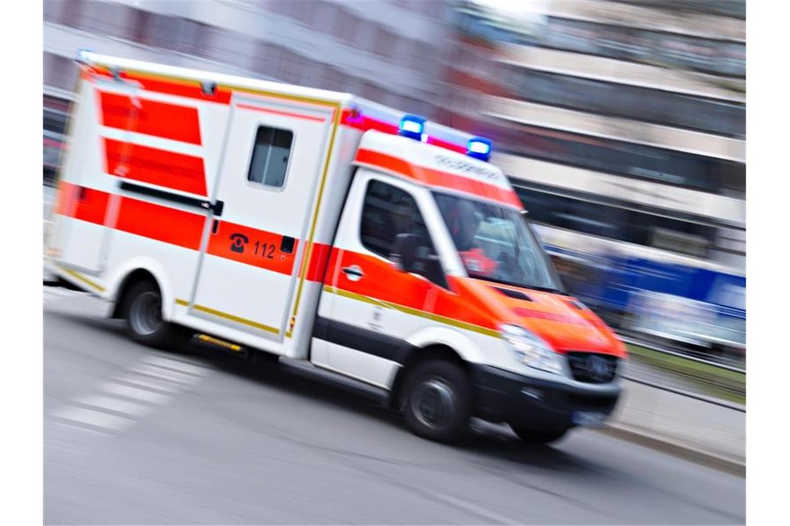 Kanalarbeiter von Laster erfasst und schwer verletzt Ein Rettungswagen fährt mit Blaulicht. Foto: Nicolas Armer/Archiv