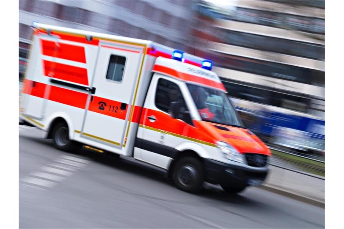 Baby fällt im Bus aus Kinderwagen und wird verletzt Ein Rettungswagen fährt mit Blaulicht. Foto: Nicolas Armer/Archiv
