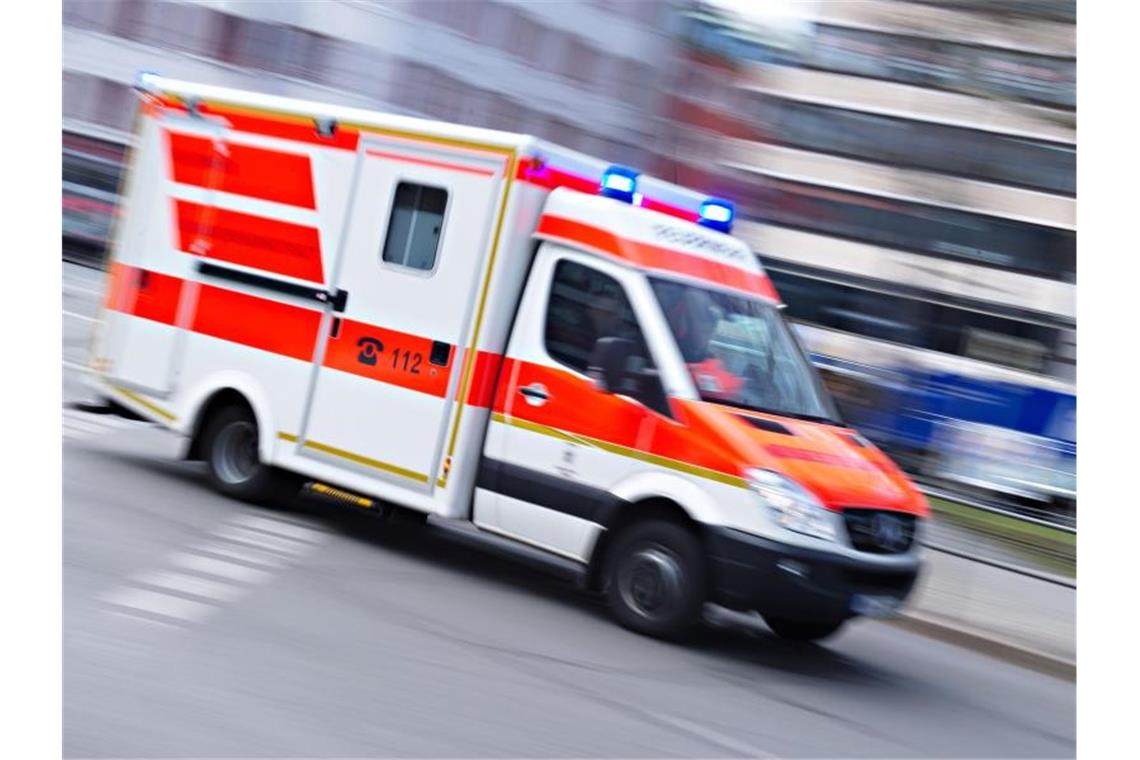 73-Jährige stirbt nach Sturz im Bus Ein Rettungswagen fährt mit Blaulicht. Foto: Nicolas Armer/dpa/Symbolbild