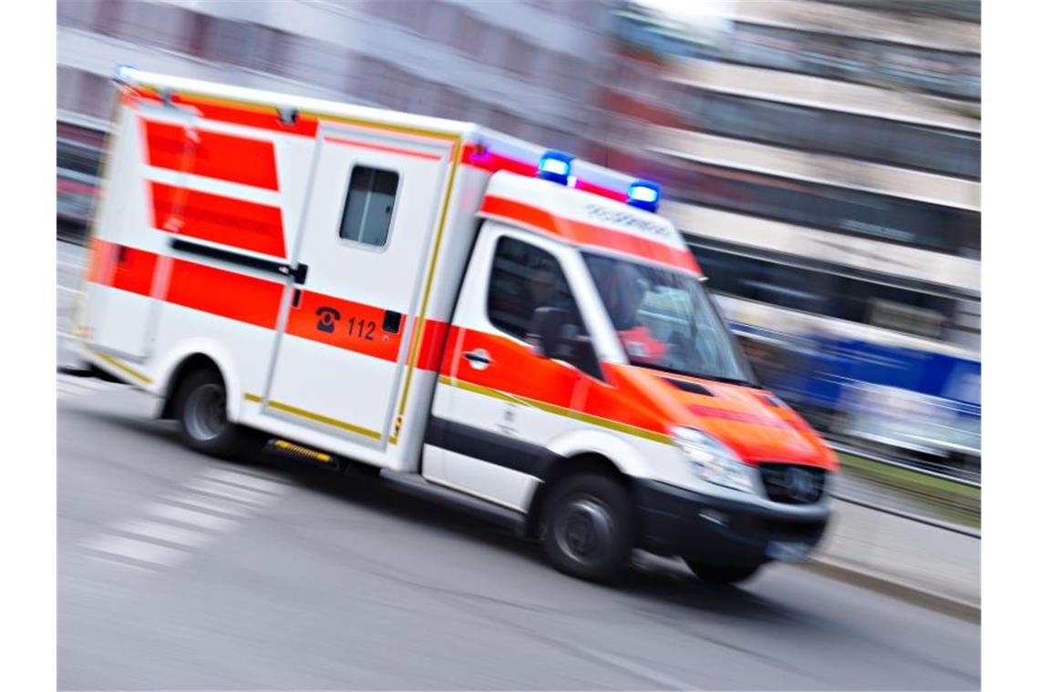 80-Jährige mit Schlitten angefahren und schwer verletzt Ein Rettungswagen fährt mit Blaulicht. Foto: Nicolas Armer/dpa