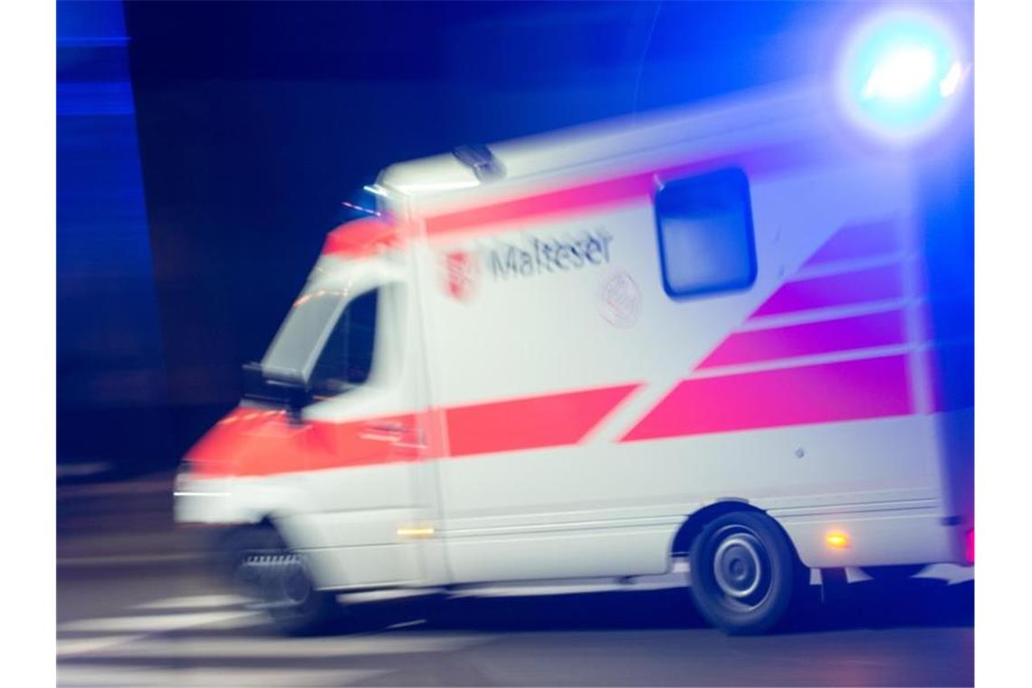 18-Jähriger stirbt bei Unfall: 16-jährige schwer verletzt Ein Rettungswagen fährt mit Blaulicht. Foto: picture alliance / Patrick Seeger/dpa/Symbolbild