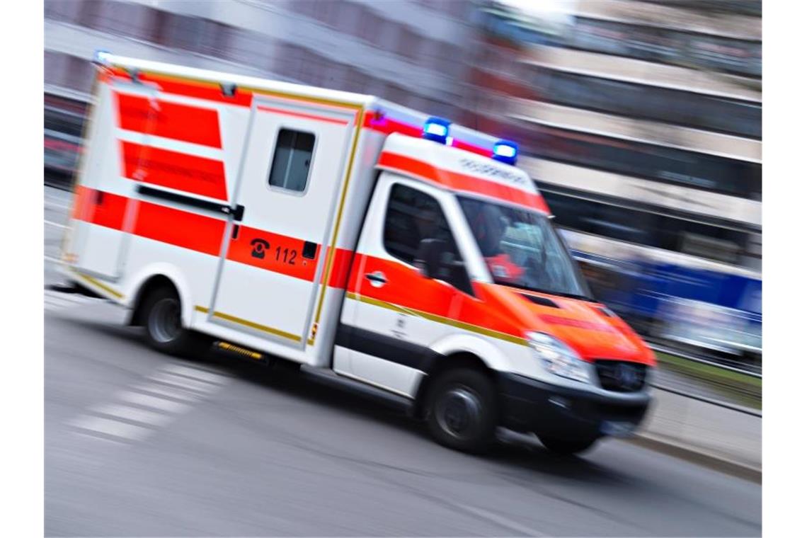 71-Jährige überschlägt sich mit Auto: Schwer verletzt