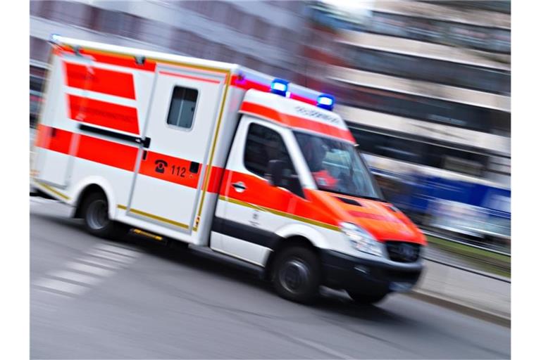 Ein Rettungswagen fährt mit Blaulicht über eine Straße. Foto: Nicolas Armer/dpa/Symbolbild