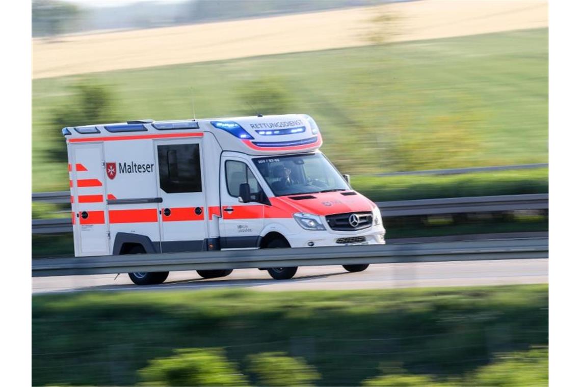 Wohl rote Ampel missachtet: 25-Jährige wird schwer verletzt Ein Rettungswagen fährt mit Blaulicht von der Unfallstelle. Foto: Jan Woitas/Archiv
