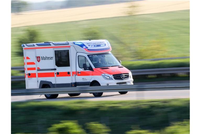 Ein Rettungswagen fährt mit Blaulicht von der Unfallstelle. Foto: Jan Woitas/Archiv