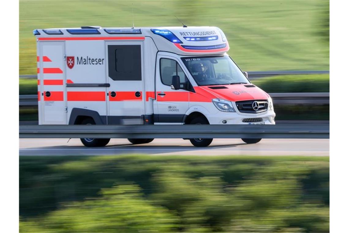 Auto überschlägt sich auf Autobahn 659: Frau leicht verletzt Ein Rettungswagen fährt mit Blaulicht von einer Unfallstelle. Foto: Jan Woitas/Archivbild