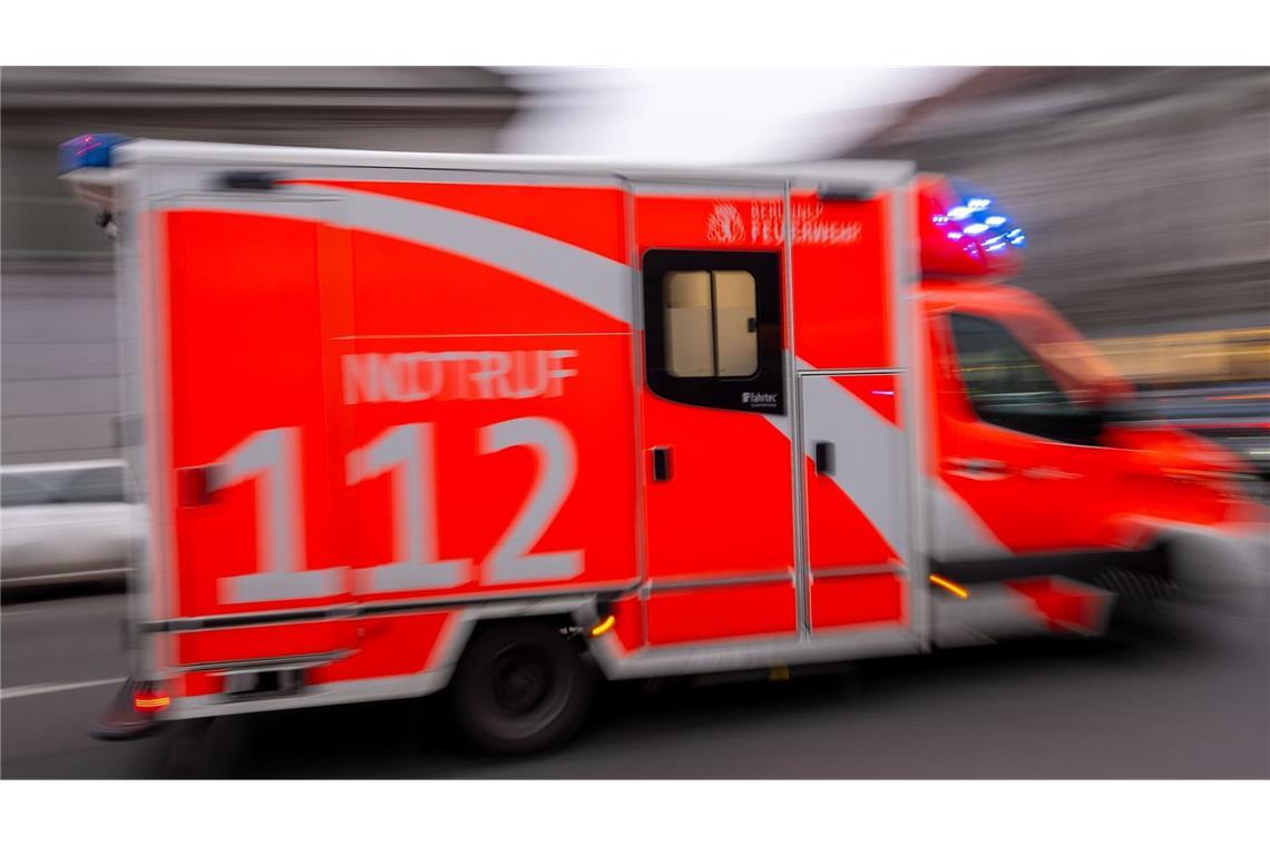 Ein Rettungswagen fährt mit Blaulicht zum Einsatz. (zu dpa: «Neun Verletzte nach Flüssigkeitsattacke auf AfD-Stand»)