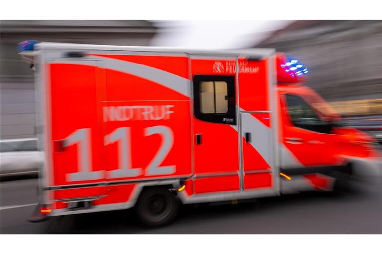 Ein Rettungswagen fährt mit Blaulicht zum Einsatz. (zu dpa: «Neun Verletzte nach Flüssigkeitsattacke auf AfD-Stand»)