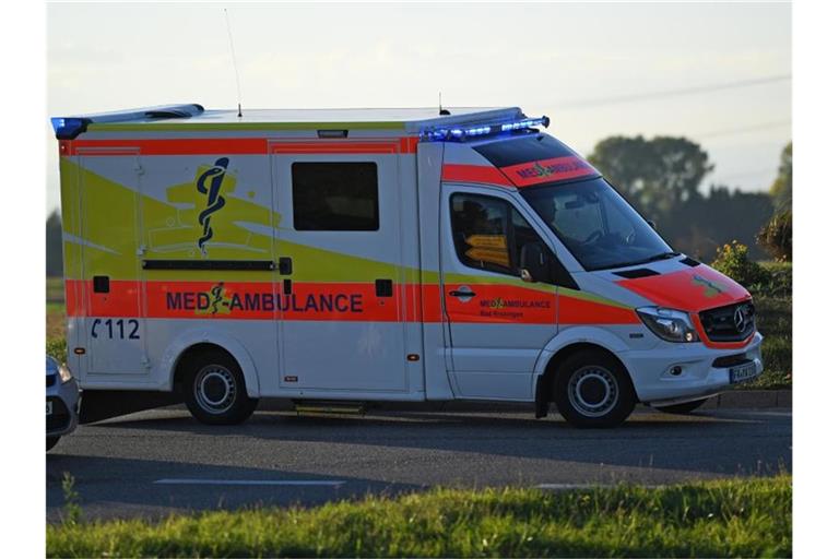 Ein Rettungswagen fährt mit Sondersignal durch einen Kreisverkehr. Foto: Patrick Seeger/dpa/Symbol