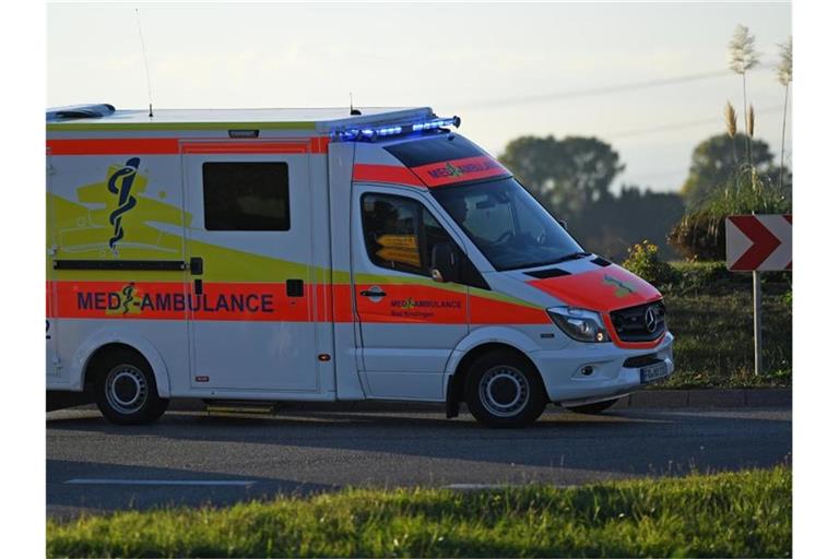 Ein Rettungswagen fährt mit Sondersignal durch einen Kreisverkehr. Foto: Patrick Seeger/dpa/Symbolbild
