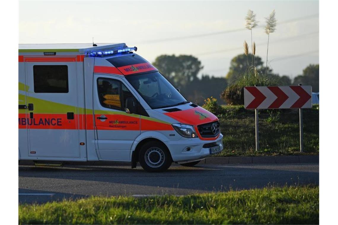 Ein Rettungswagen fährt mit Sondersignal durch einen Kreisverkehr. Foto: Patrick Seeger/dpa/Archivbild