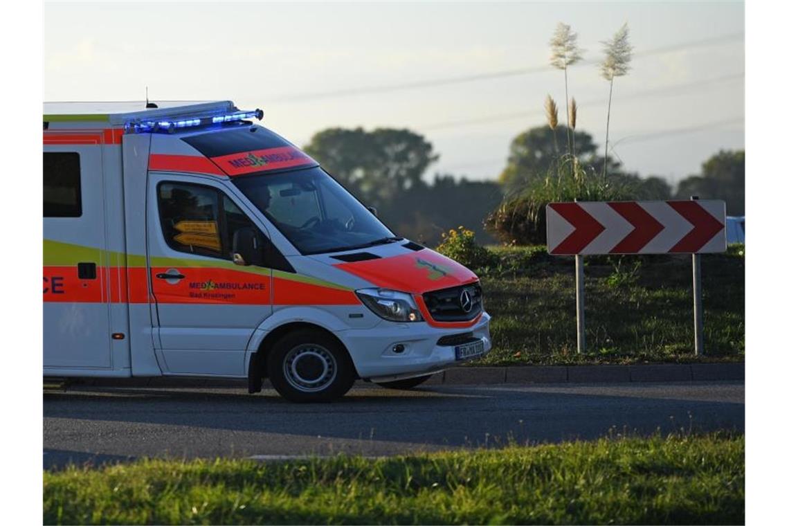 Ein Rettungswagen fährt mit Sondersignal durch einen Kreisverkehr. Foto: Patrick Seeger/dpa/Archivbild