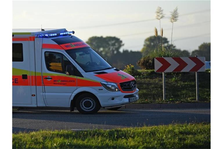 Ein Rettungswagen fährt mit Sondersignal durch einen Kreisverkehr. Foto: Patrick Seeger/dpa/Archivbild