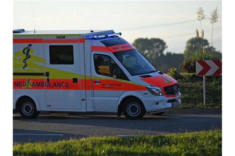 Ein Rettungswagen fährt mit Sondersignal in ein Krankenhaus. Foto: Patrick Seeger/dpa/Symbolbild