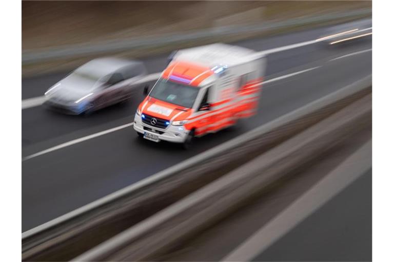 Ein Rettungswagen fährt über eine Autobahn. Foto: Julian Stratenschulte/dpa/Symbolbild