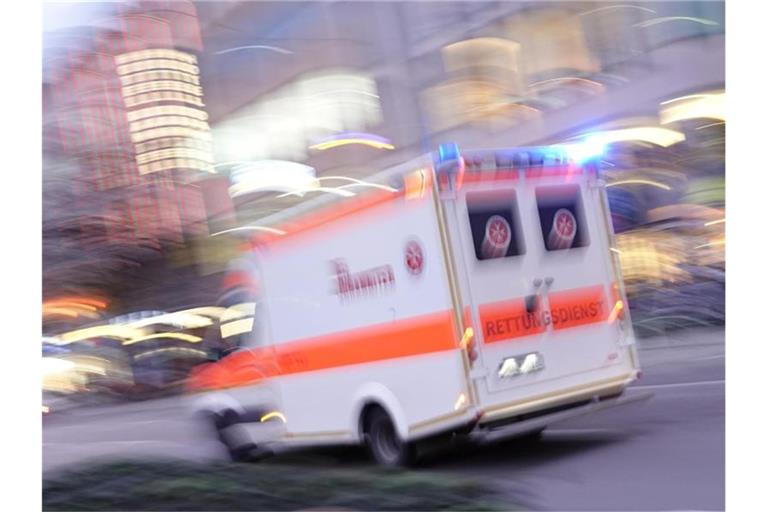 Ein Rettungswagen fährt während eines Einsatzes die Straße entlang. Foto: Katharina Redanz/Archivbild