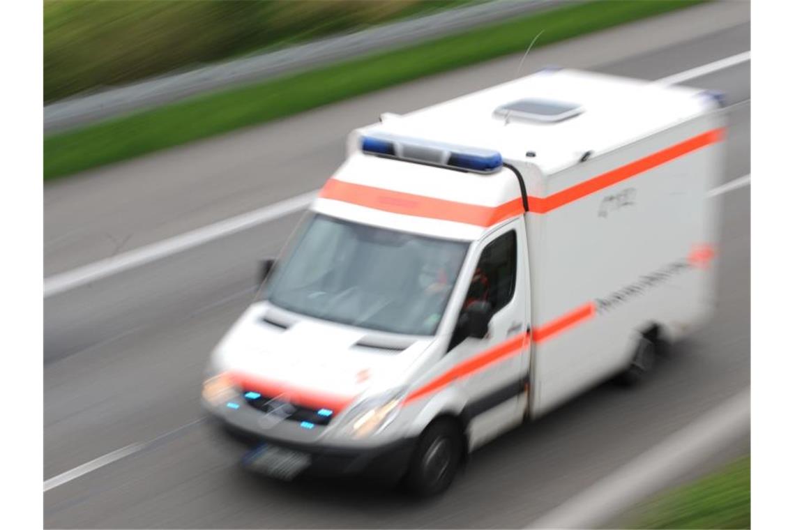 Auto schleudert über Leitplanke: Zwei Tote bei Unfall Ein Rettungswagen fährt während eines Einsatzes über eine Straße. Foto: Patrick Seeger/Archivbild