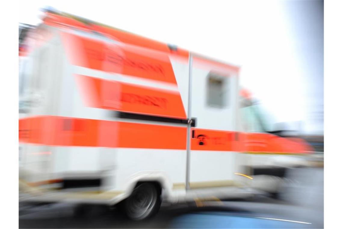 Motorrad rammt Kleinlaster: 22-Jähriger in Lebensgefahr Ein Rettungswagen fährt während eines Einsatzes über eine Straß. Foto: Andreas Gebert/Archivbild