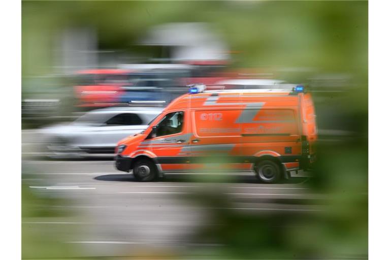 Ein Rettungswagen fährt zu einem Einsatz. Foto: Sebastian Gollnow/dpa/Symbol