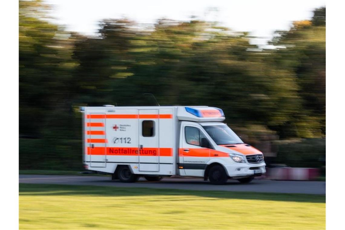 Seniorin stürzt Abhang hinab und landet auf Gartenhütte Ein Rettungswagen fährt zu einem Einsatz. Foto: Fernando Gutierrez-Juarez/dpa-Zentralbild/ZB/Symbolbild
