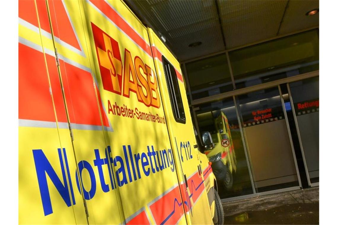 Unfall mit drei Fahrzeugen in Mannheim: drei Verletzte Ein Rettungswagen. Foto: Jens Kalaene/zb/dpa