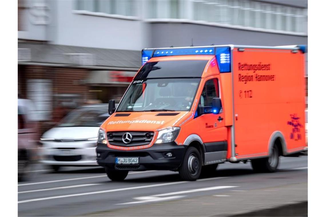 Ein Rettungswagen. Foto: Sina Schuldt/dpa/Archivbild