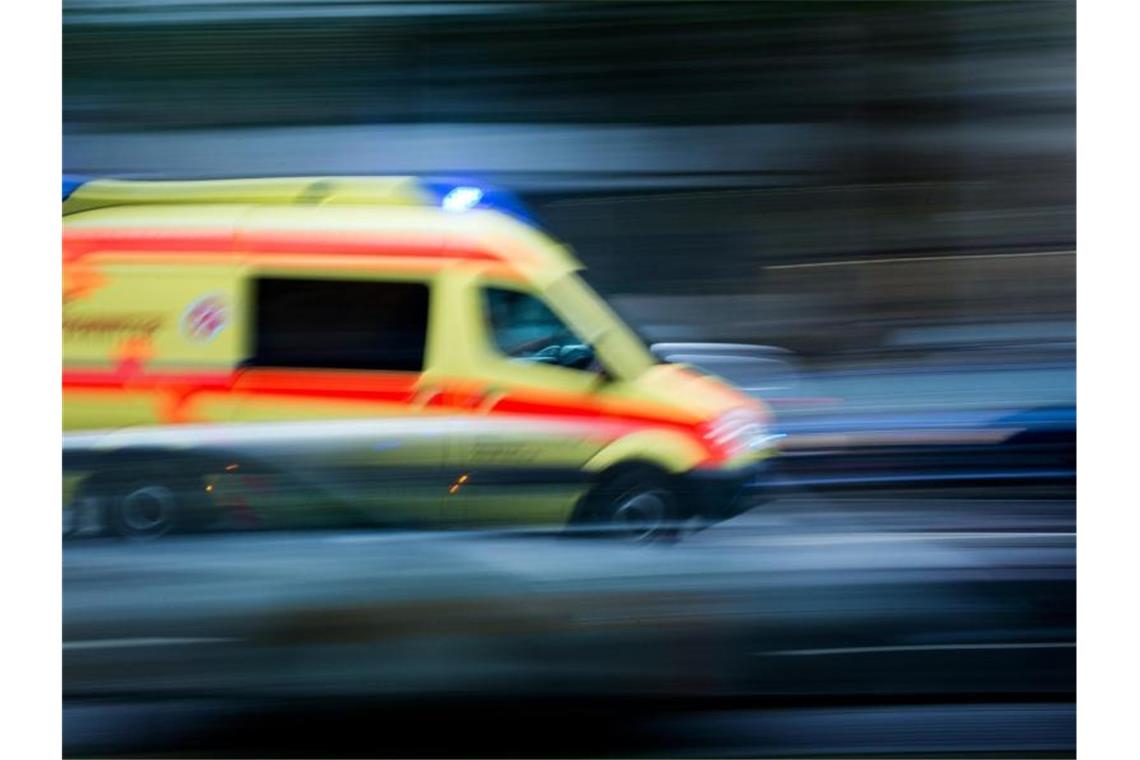 Fünf Verletzte bei Zusammenstoß zweier Autos Ein Rettungswagen im Einsatz. Foto: Arno Burgi/dpa-Zentralbild/dpa/Archivbild