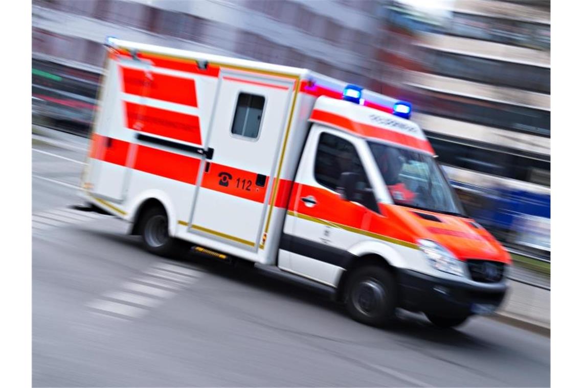 Ein Rettungswagen im Einsatz. Foto: Nicolas Armer/dpa/Archivbild