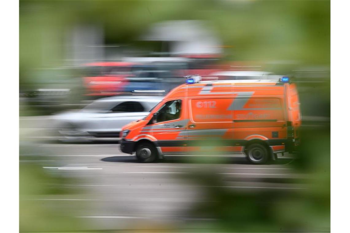Autofahrer stirbt nach Unfall unter einstürzendem Carport Ein Rettungswagen im Einsatz. Foto: Sebastian Gollnow/Archiv