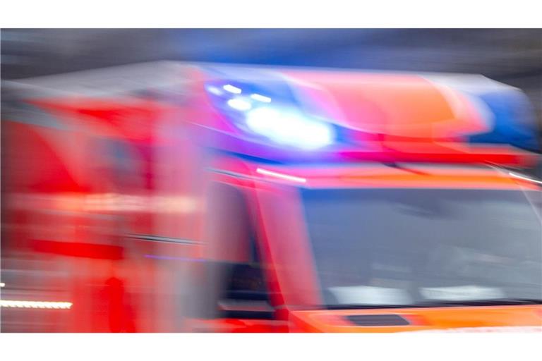 Ein Rettungswagen ist in Heilbronn mit einem Auto kollidiert (Symbolfoto).