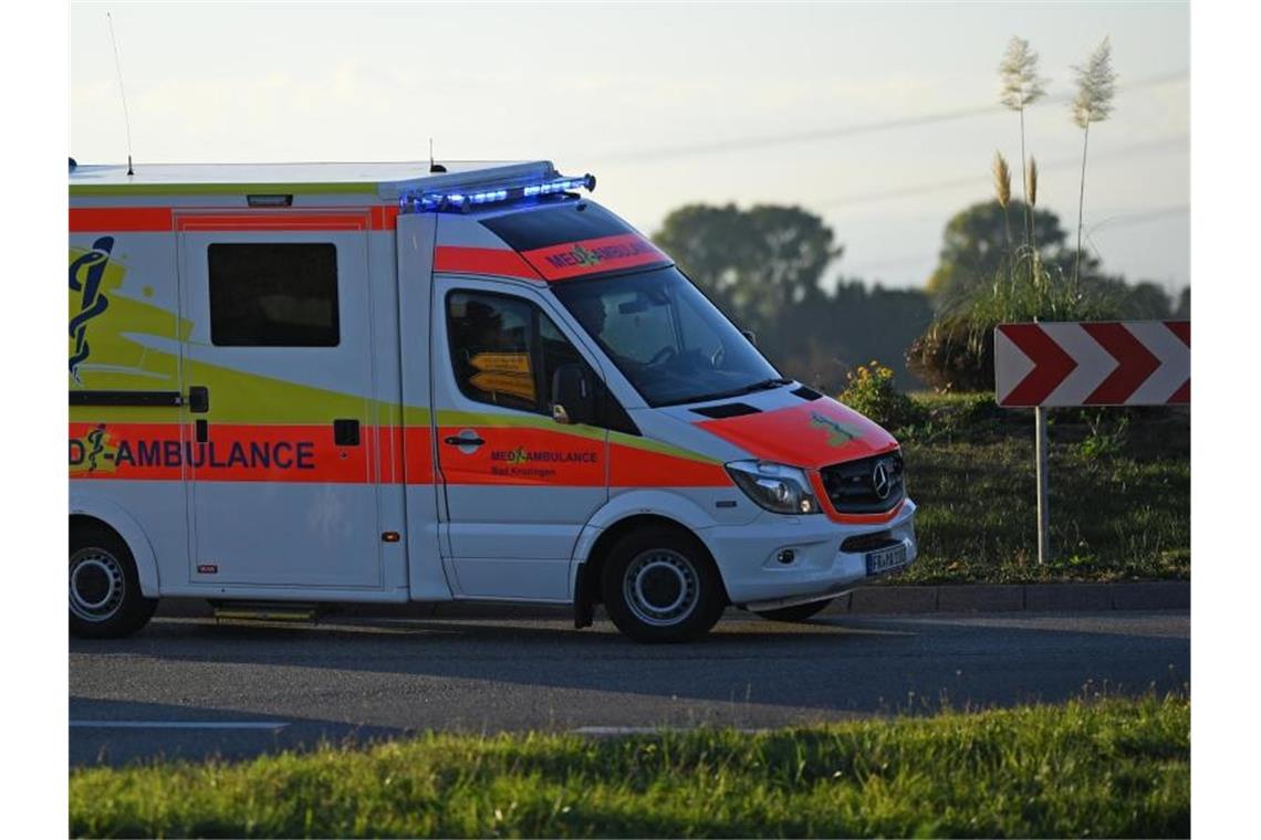 Vier Verletzte nach Unfall mit Linienbus Ein Rettungswagen ist mit Blaulicht im Einsatz. Foto: Patrick Seeger/dpa/Symbolbild