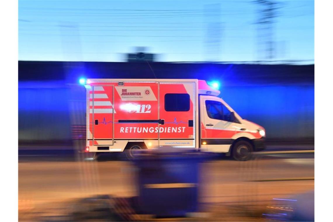 Ein Rettungswagen ist mit eingeschaltetem Blauchlicht im Einsatz. Foto: Boris Roessler/dpa