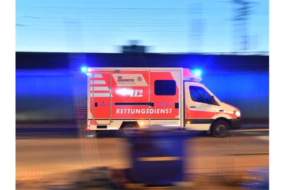 Drei Schwerverletzte bei Frontalzusammenstoß Ein Rettungswagen ist mit eingeschaltetem Blauchlicht im Einsatz. Foto: Boris Roessler/dpa/Archivbild