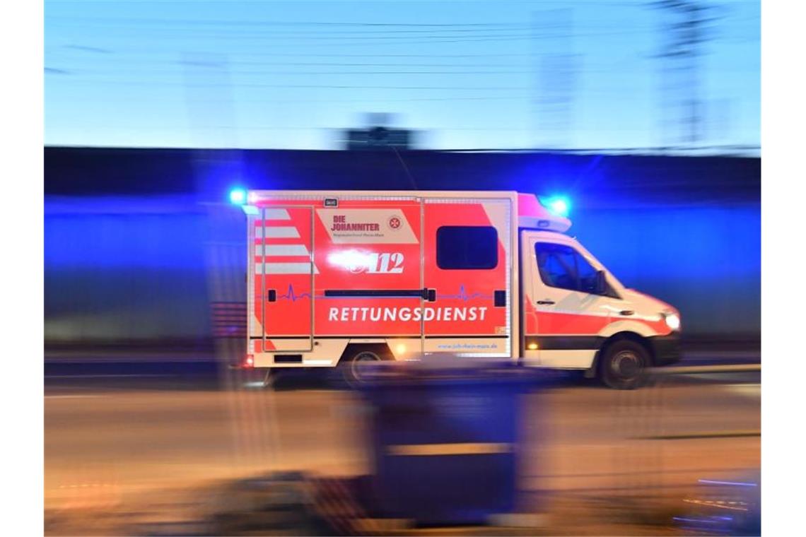 Ein Rettungswagen ist mit eingeschaltetem Blauchlicht im Einsatz. Foto: Boris Roessler/dpa/Archivbild