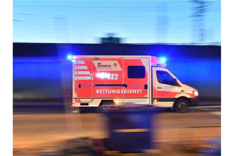 Ein Rettungswagen ist mit eingeschaltetem Blauchlicht im Einsatz. Foto: Boris Roessler/dpa/Archivbild