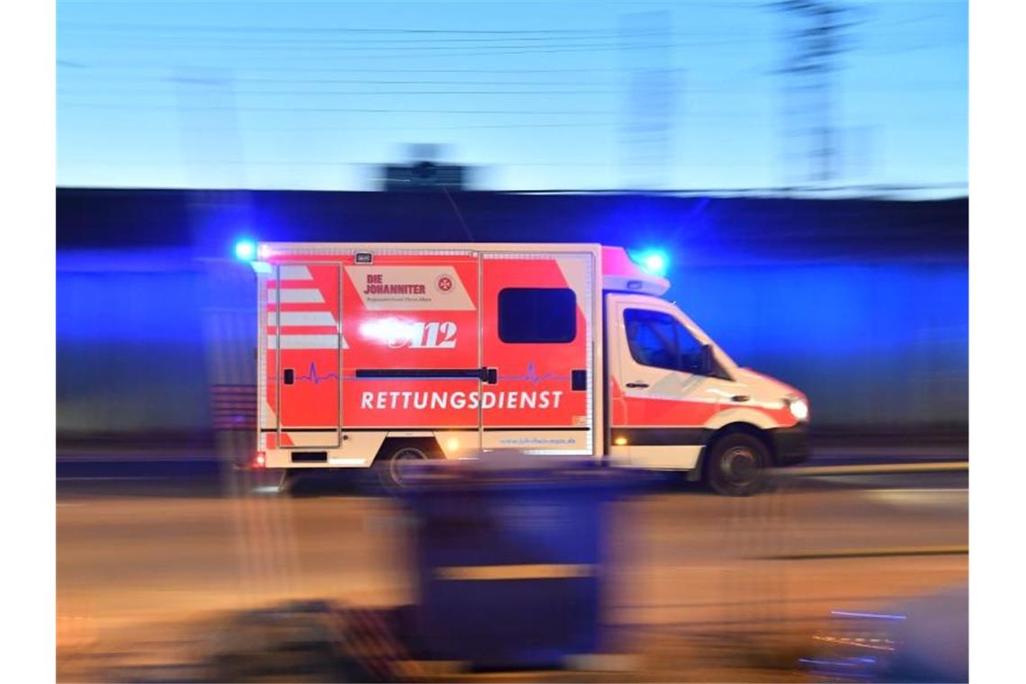 Ein Rettungswagen ist mit eingeschaltetem Blauchlicht im Einsatz. Foto: Boris Roessler/dpa