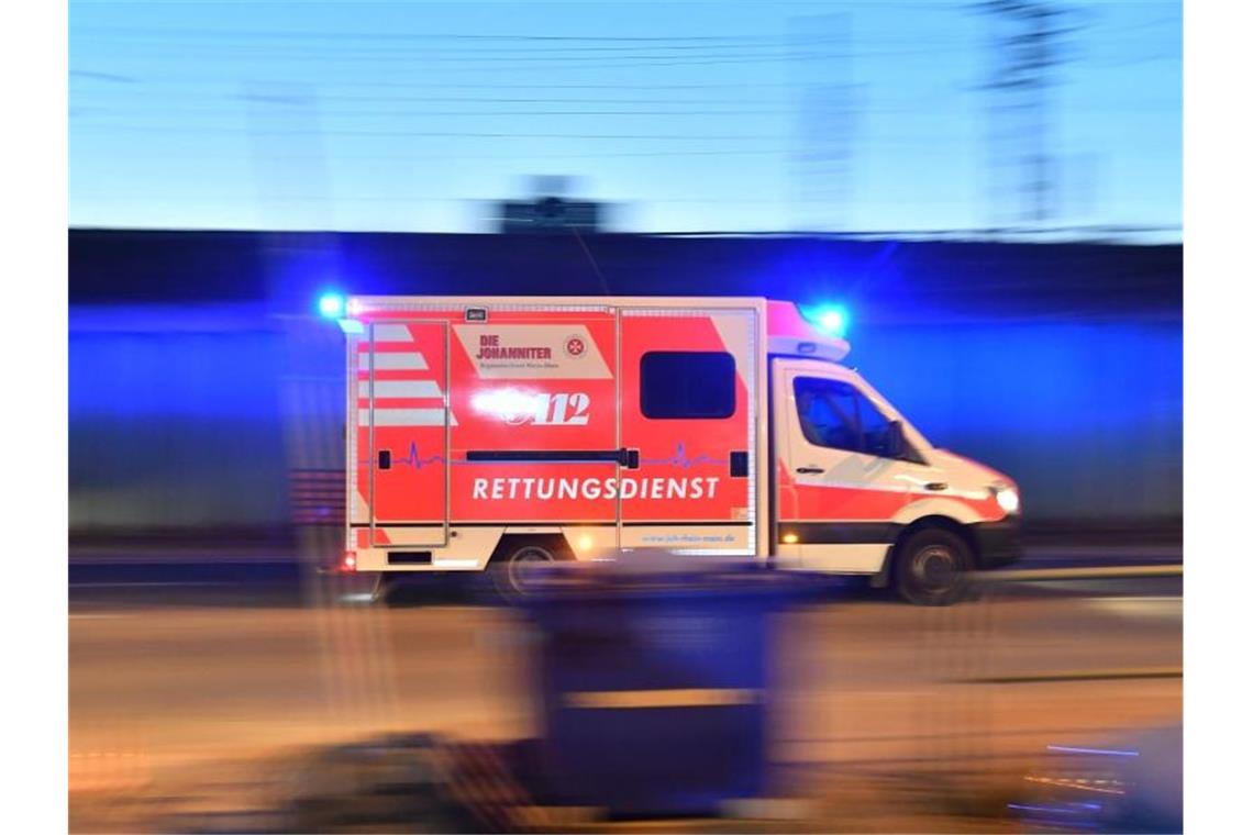 Drei Verletzte bei Auffahrunfall auf A5 Ein Rettungswagen ist mit eingeschaltetem Blauchlicht im Einsatz. Foto: Boris Roessler/dpa/Symbolbild