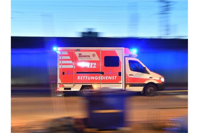 Ein Rettungswagen ist mit eingeschaltetem Blauchlicht im Einsatz. Foto: Boris Roessler/dpa/Symbolbild