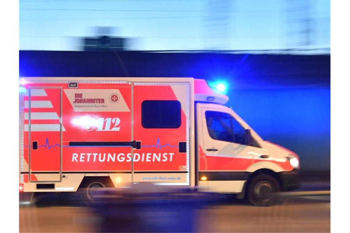 Ein Rettungswagen ist mit eingeschaltetem Blaulicht im Einsatz. Foto: Boris Roessler/dpa/Archivbild