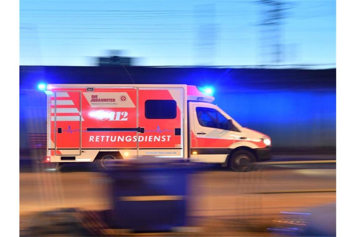 Mann stürzt vom Dach und wird lebensgefährlich verletzt Ein Rettungswagen ist mit eingeschaltetem Blaulicht im Einsatz. Foto: Boris Roessler/dpa/Symbolbild/Archivbild