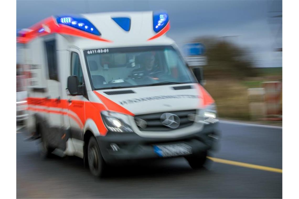 Ein Rettungswagen mit Blaulicht fährt über eine Straße. Foto: Jens Büttner/dpa-Zentralbild/dpa/Symbolbild