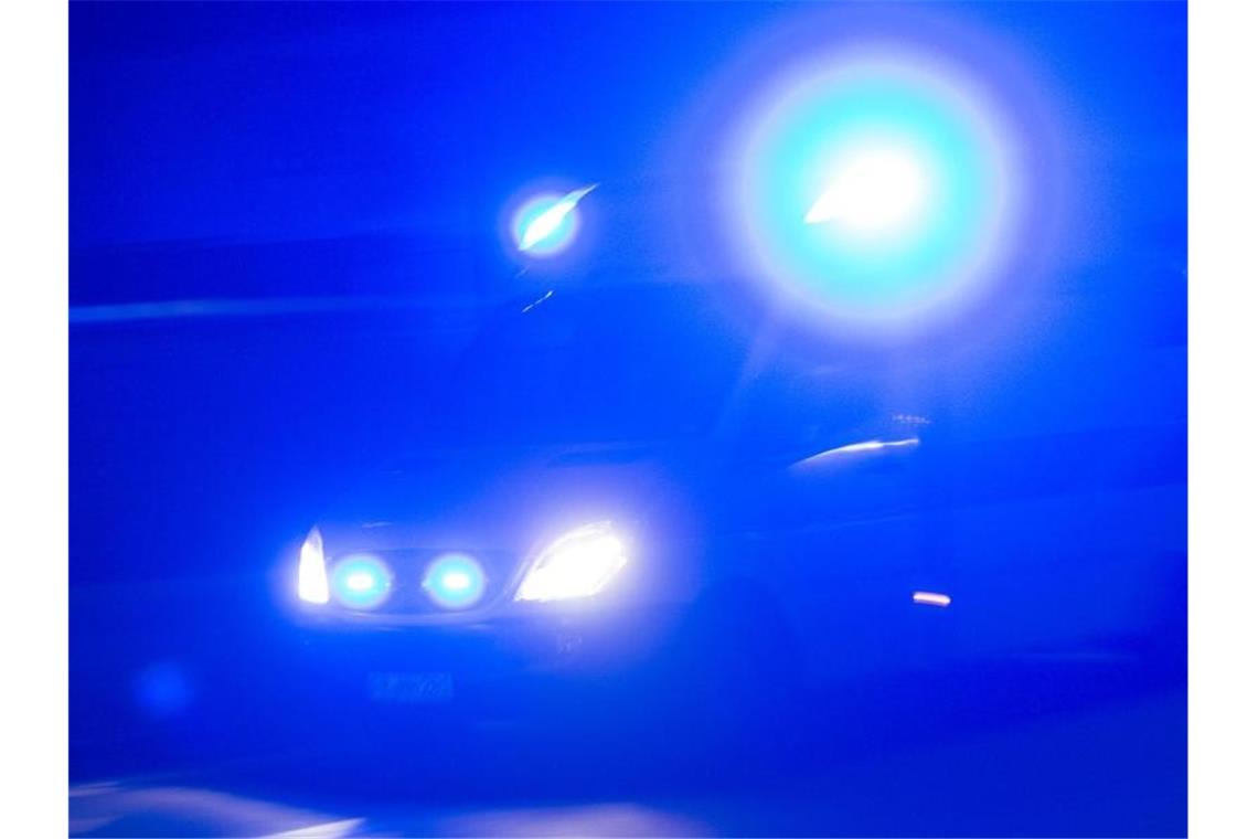 Ein Rettungswagen mit Blaulicht. In Blankenburg im Harz sind durch eine Exoplosion mehrere Menschen verletzt worden. Foto: Patrick Seeger/dpa/Symbolbild