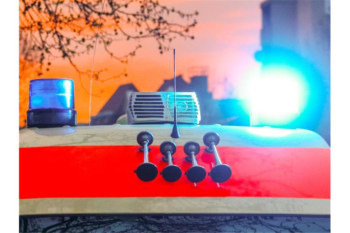 Ein Rettungswagen mit Blaulicht und Signalhorn. Foto: Hannibal Hanschke/dpa/Symbolbild