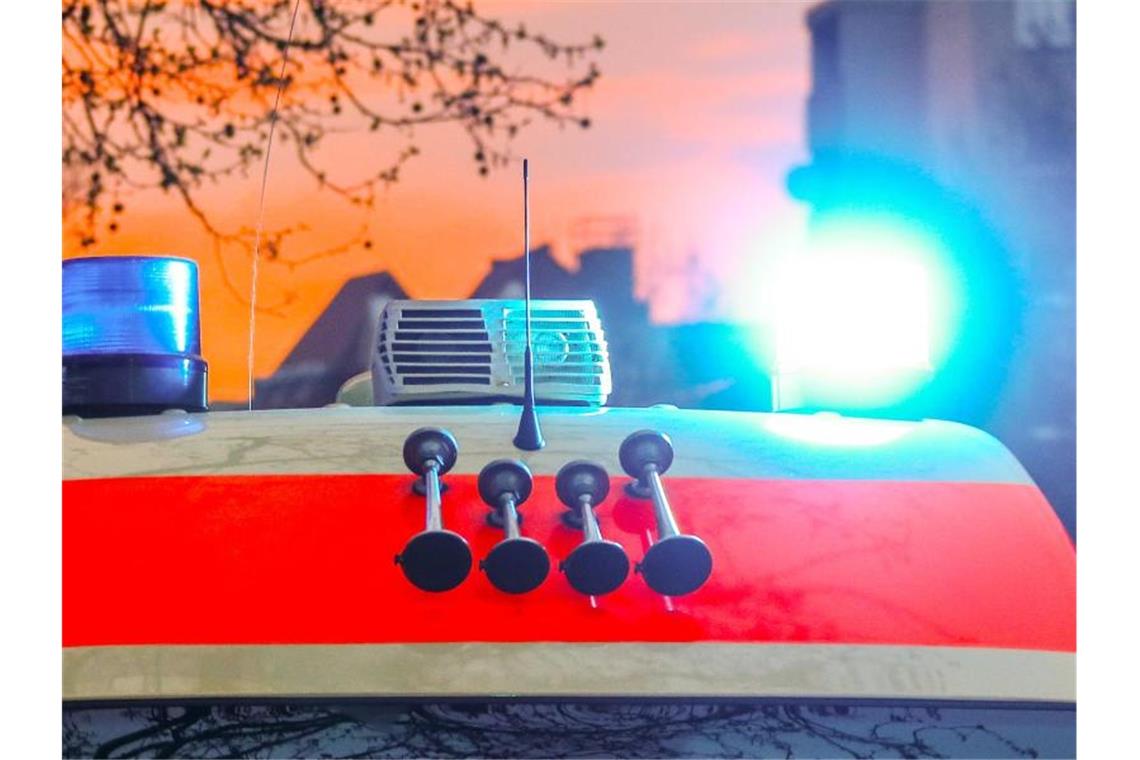 Autos und Motorräder kollidieren an Kreuzung: Vier Verletzte Ein Rettungswagen mit Blaulicht und Signalhorn. Foto: Hannibal Hanschke/dpa/Symbolbild