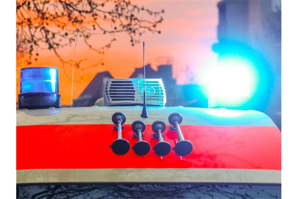 Gleitschirmflieger stürzt ab: Leicht verletzt Ein Rettungswagen mit Blaulicht und Signalhorn. Foto: Hannibal Hanschke/dpa/Symbolbild