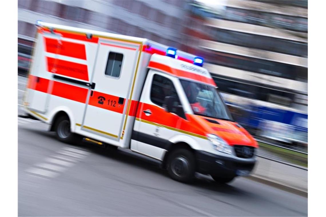 Junge prallt mit Fahrrad gegen Auto: Schwer verletzt Ein Rettungswagen mit der Aufschrift 112 fährt mit Blaulicht durch die Stadt. Foto: Nicolas Armer/dpa/Symbolbild
