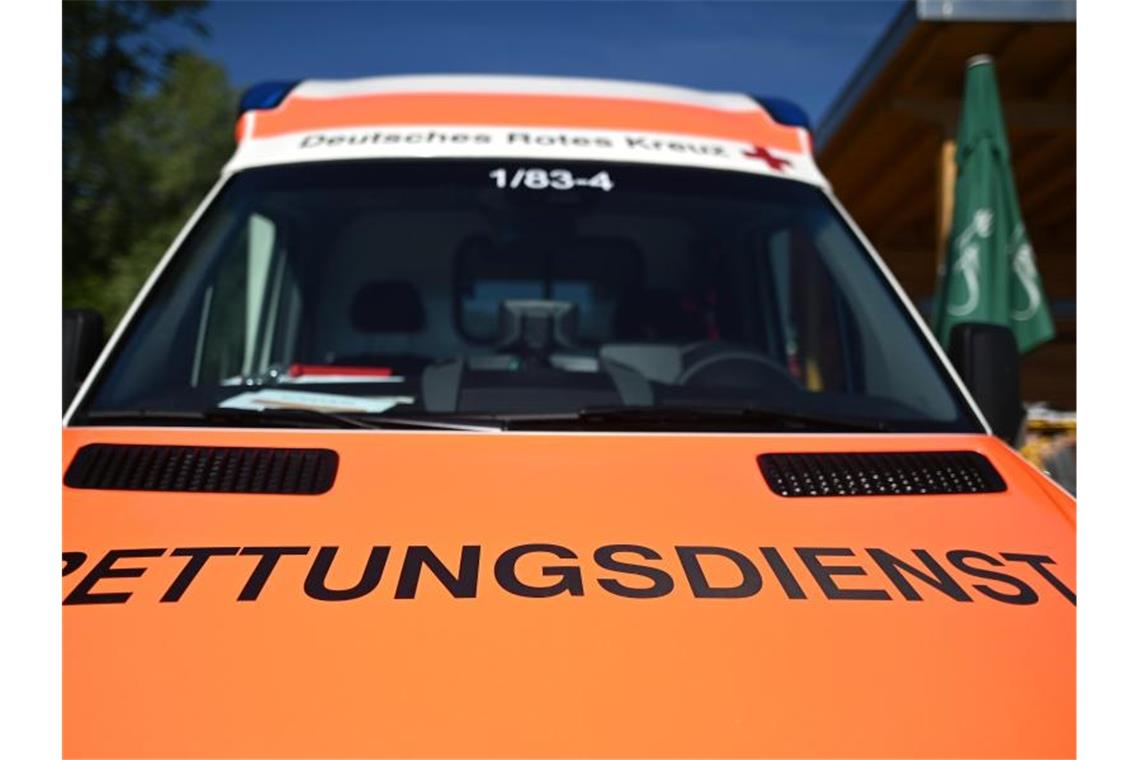 Mann wird bei Kellerbrand in Mannheim verletzt Ein Rettungswagen mit der Aufschrift "Rettungsdienst". Foto: Patrick Seeger/dpa/Archivbild